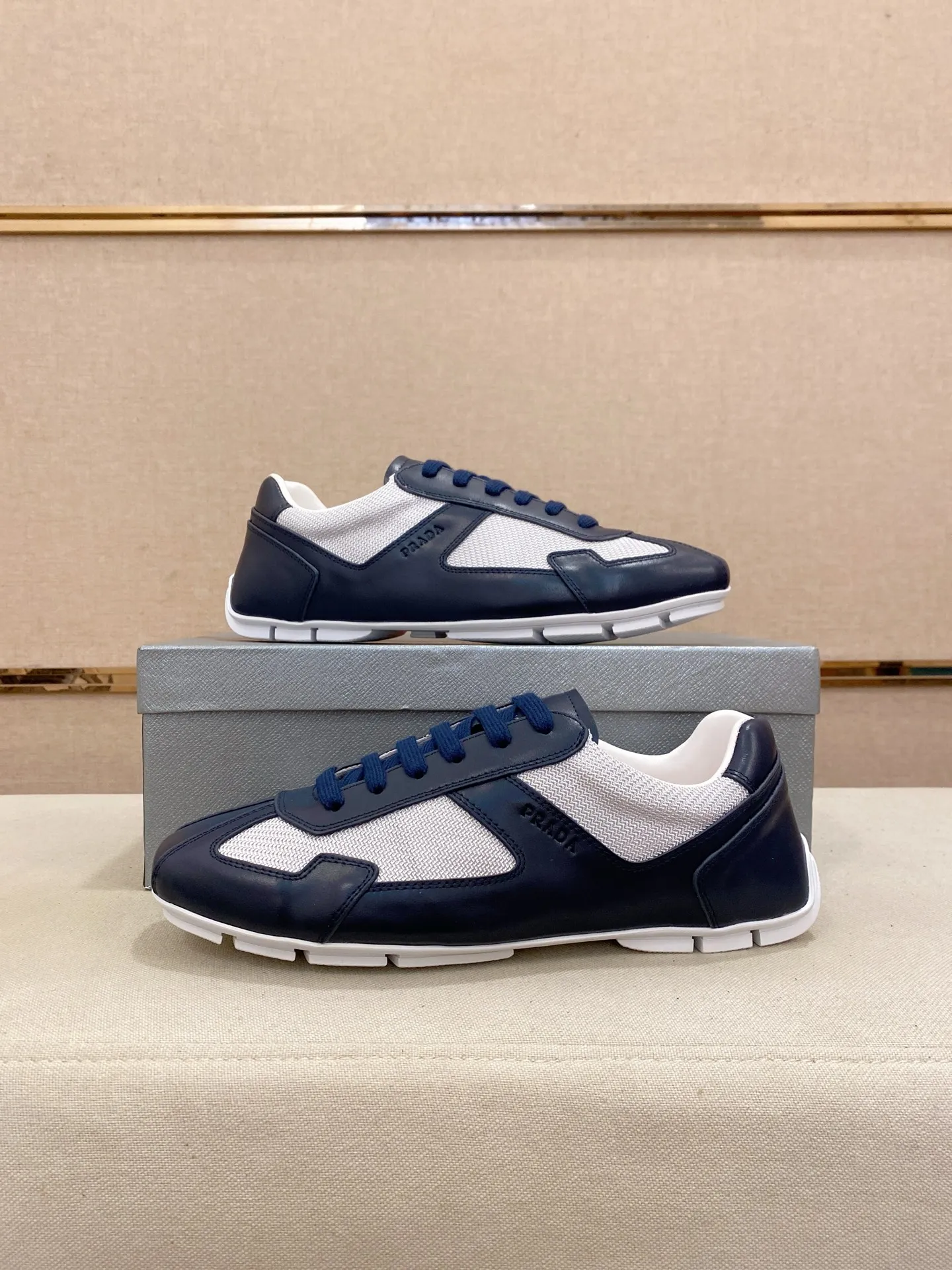 Men's shoes 💰 480💰 ✔️✔️✔️Top high version High-quality new PRADA (Prada) counters are launched at the same time. The new men's shoes and 😘fabrics are purely handmade in Niujing. Lining: Full cowhide lining. 👍🏿High-end☄️Open-molded non-slip rubber outsole, exquisite lines, simple and elegant, comfortable and high-end for leisure travel. Code number: 38-44. Can be customized45